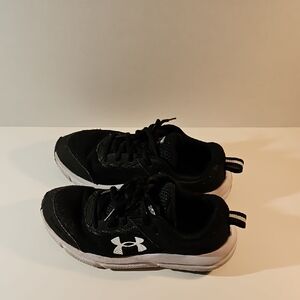 Under Armour Black and White Sneakers Athletic Low-Top